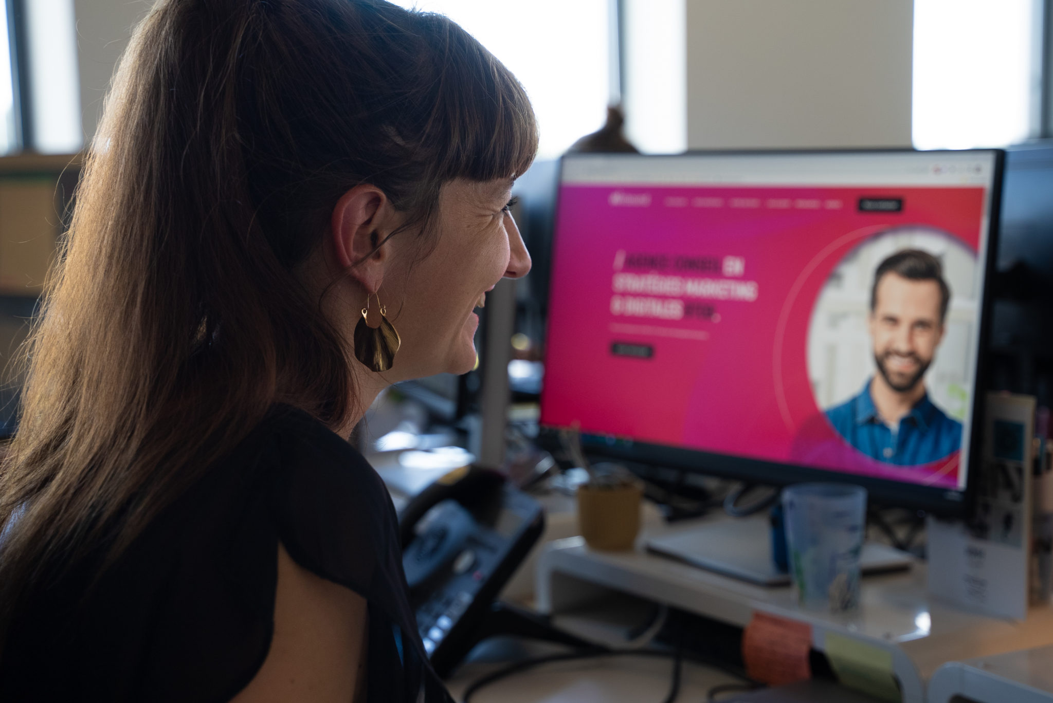 Personne féminine travaillant sur un ordinateur