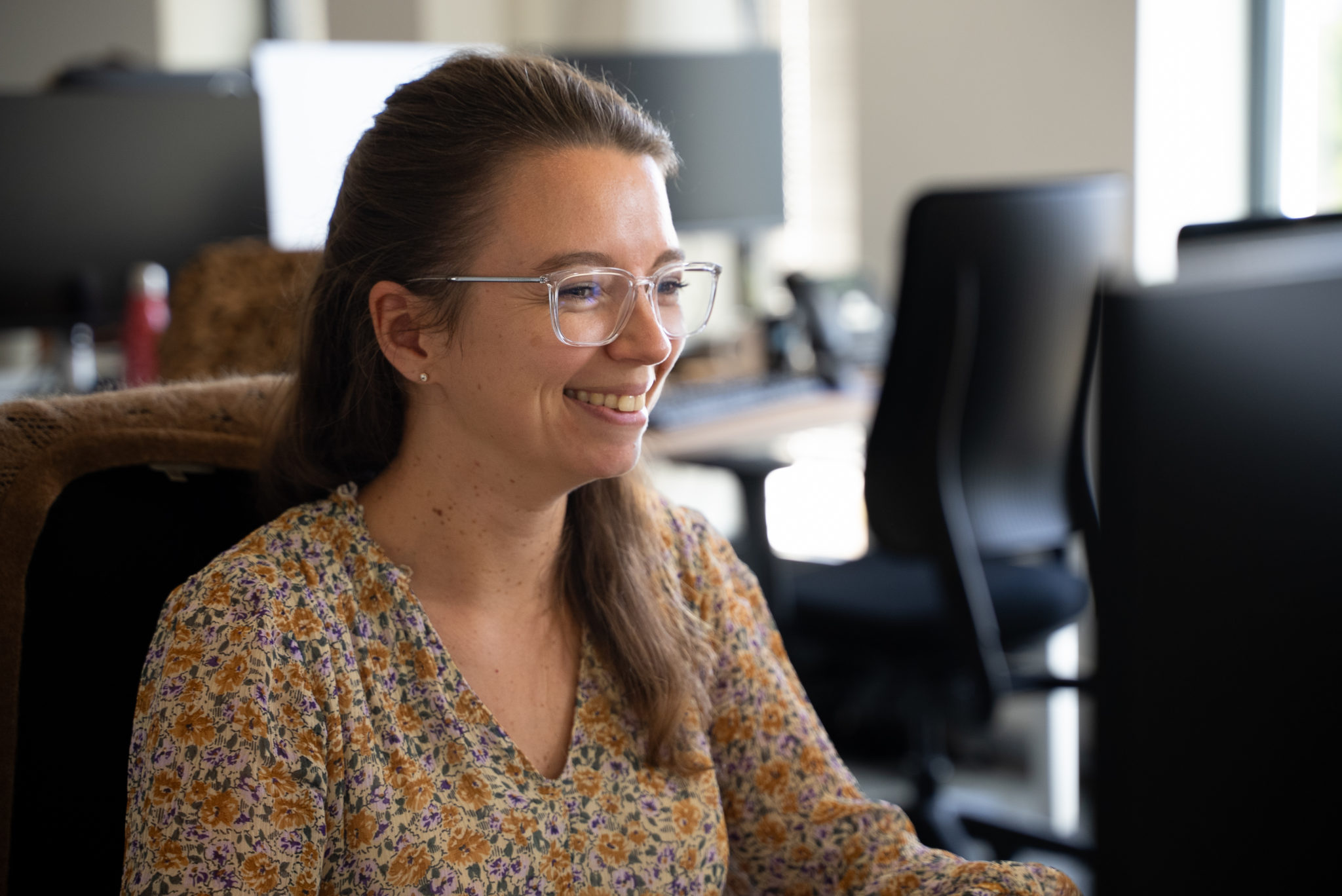 Profil d'une collaboratrice à son bureau dans l'agence Winbound de Rennes