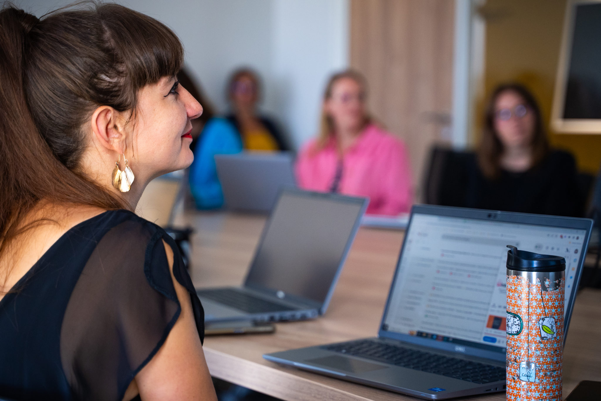 Profil d'une collaboratrice Yumens BtoB pendant une réunion d'équipe