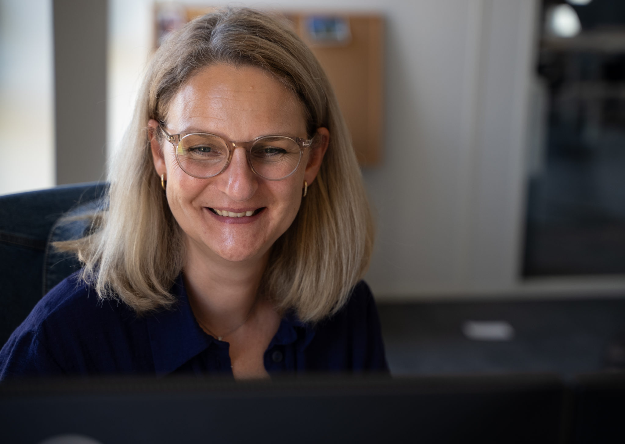 Portrait d'une collaboratrice assise dans les bureaux de l'agence Winbound