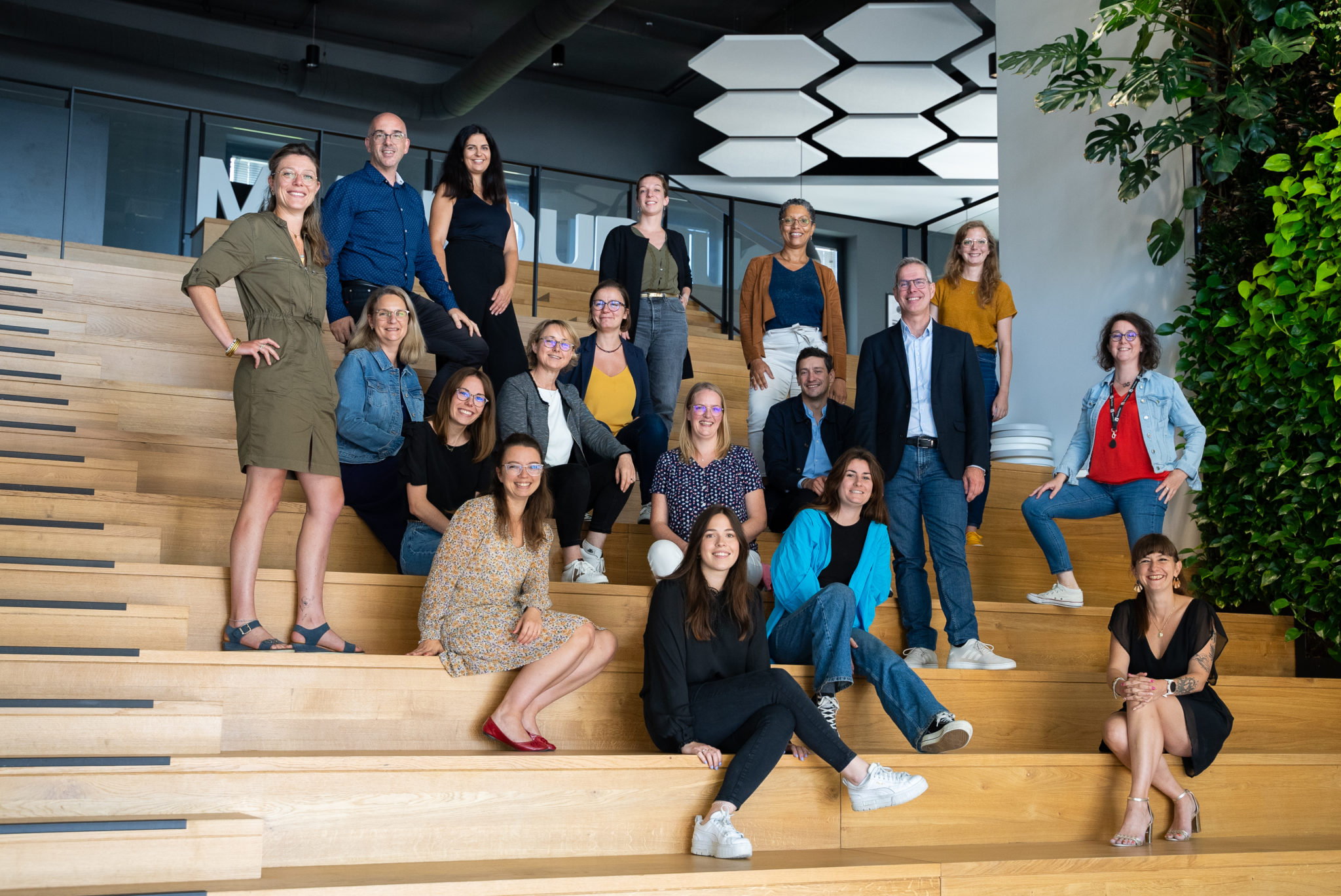 L'ensemble des collaborateurs de l'équipe Winbound assis et debouts dans l'amphithéâtre