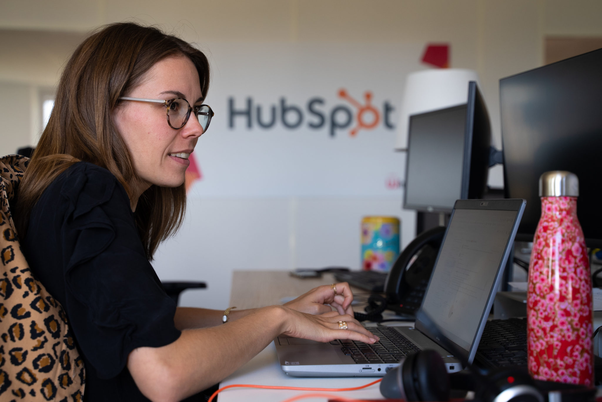 Profil d'une collaboratrice à son bureau travaillant pour un client de l'agence Winbound